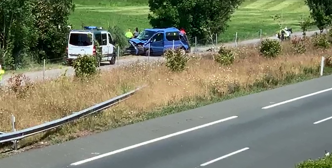 Imagen de la furgoneta que se salió de la autovía y fue a dar a un camino de servicio, junto al vehículo de la Guardia Civil de Tráfico.