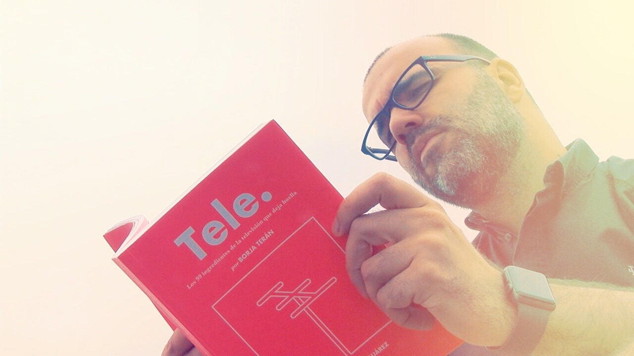 Borja Terán hojea con calma su libro 'Tele'.