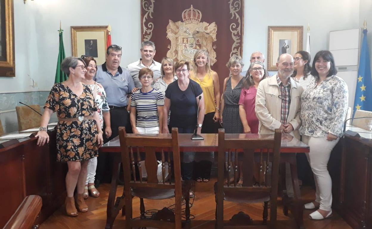 Susana Herrán, junto a algunos pedáneos y vocales durante la constitución de las Juntas Vecinales.