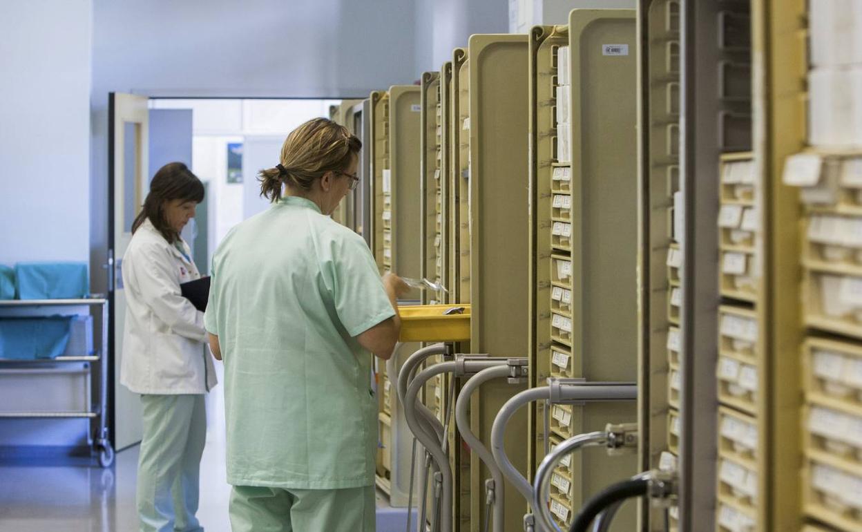 Dos enfermeras supervisan productos farmacéuticos en el Hospital Valdecilla 