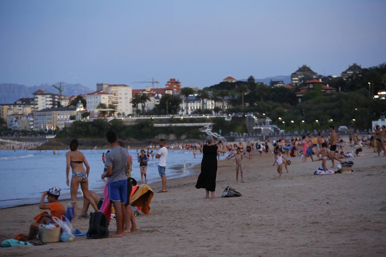 El extraordinario calor dejó inusuales imágenes de bañistas nocturnos en las playas, estampa que es posible que no se vuelva a ver porque los termómetros se han desplomado más de diez grados