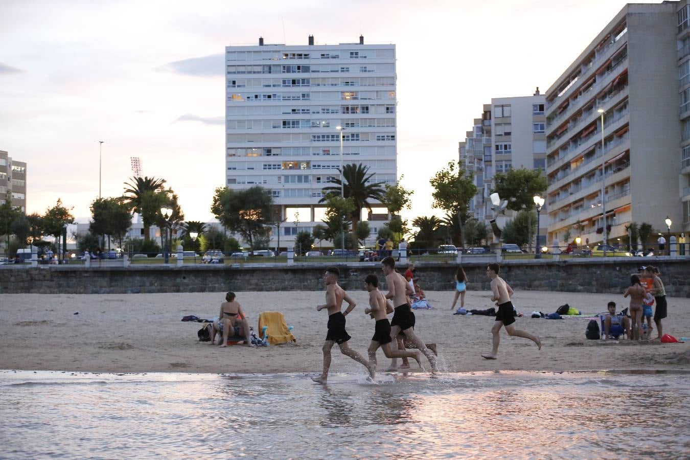 El extraordinario calor dejó inusuales imágenes de bañistas nocturnos en las playas, estampa que es posible que no se vuelva a ver porque los termómetros se han desplomado más de diez grados