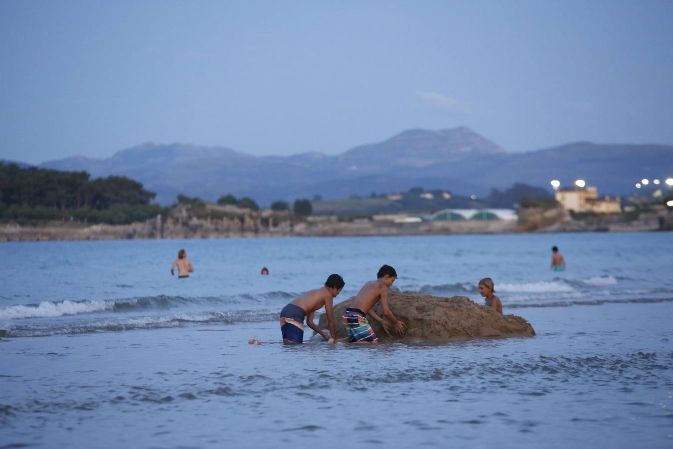 El extraordinario calor dejó inusuales imágenes de bañistas nocturnos en las playas, estampa que es posible que no se vuelva a ver porque los termómetros se han desplomado más de diez grados