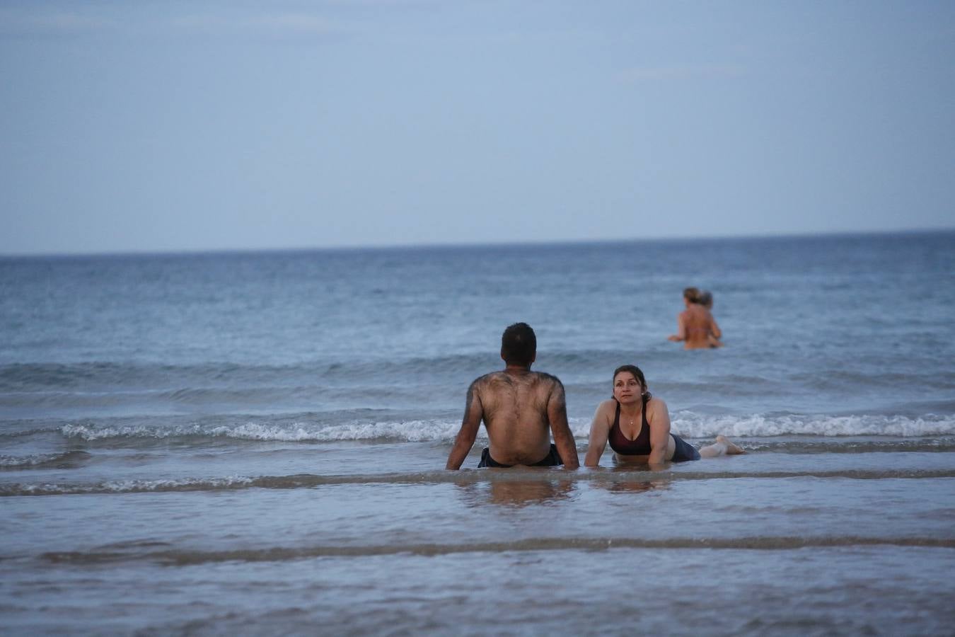 El extraordinario calor dejó inusuales imágenes de bañistas nocturnos en las playas, estampa que es posible que no se vuelva a ver porque los termómetros se han desplomado más de diez grados