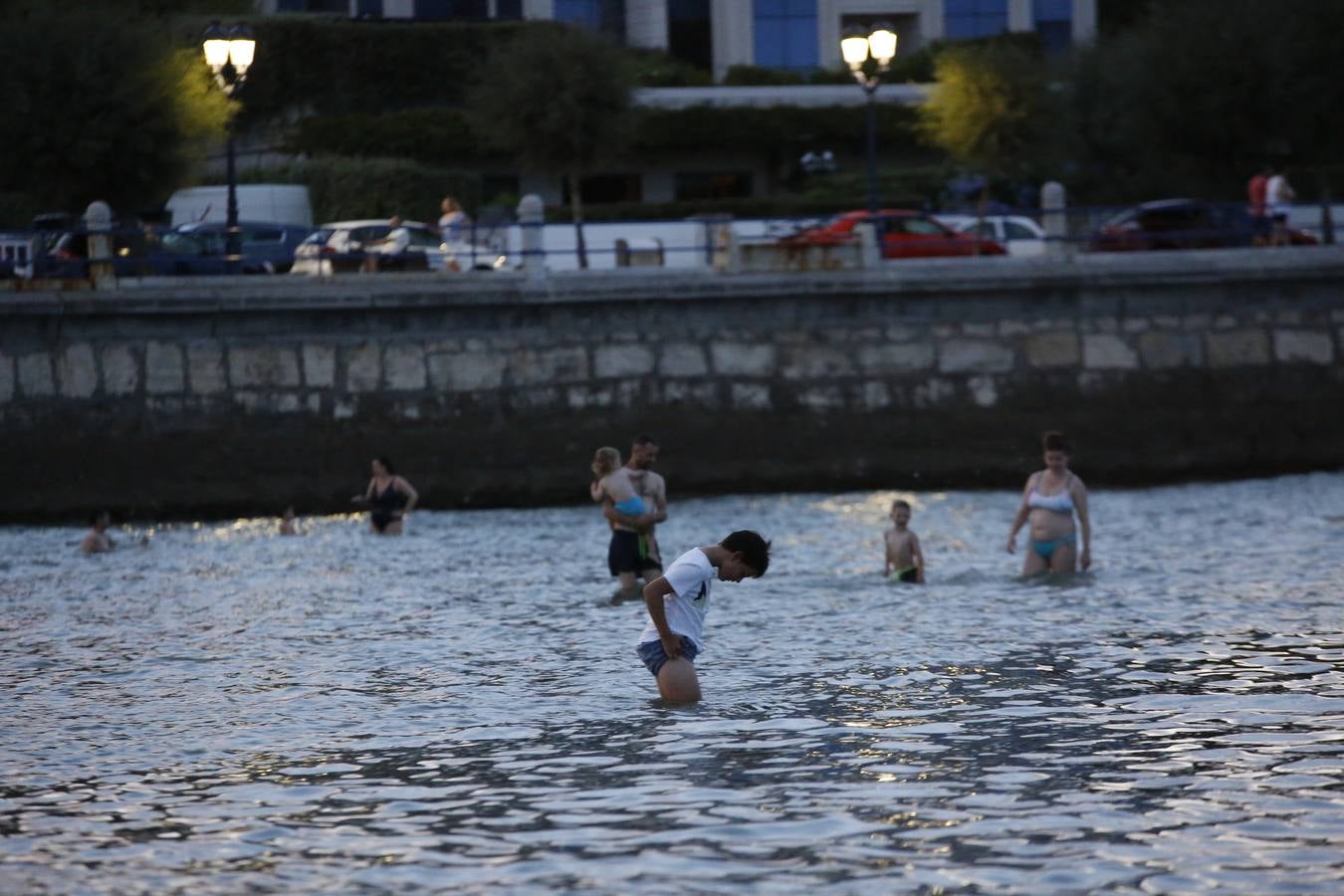 El extraordinario calor dejó inusuales imágenes de bañistas nocturnos en las playas, estampa que es posible que no se vuelva a ver porque los termómetros se han desplomado más de diez grados