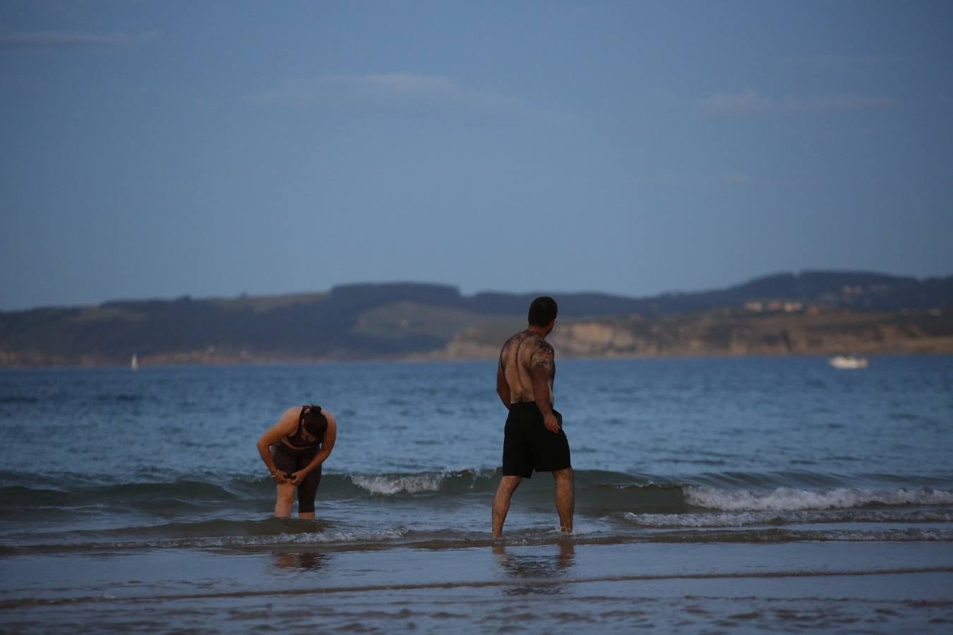 El extraordinario calor dejó inusuales imágenes de bañistas nocturnos en las playas, estampa que es posible que no se vuelva a ver porque los termómetros se han desplomado más de diez grados