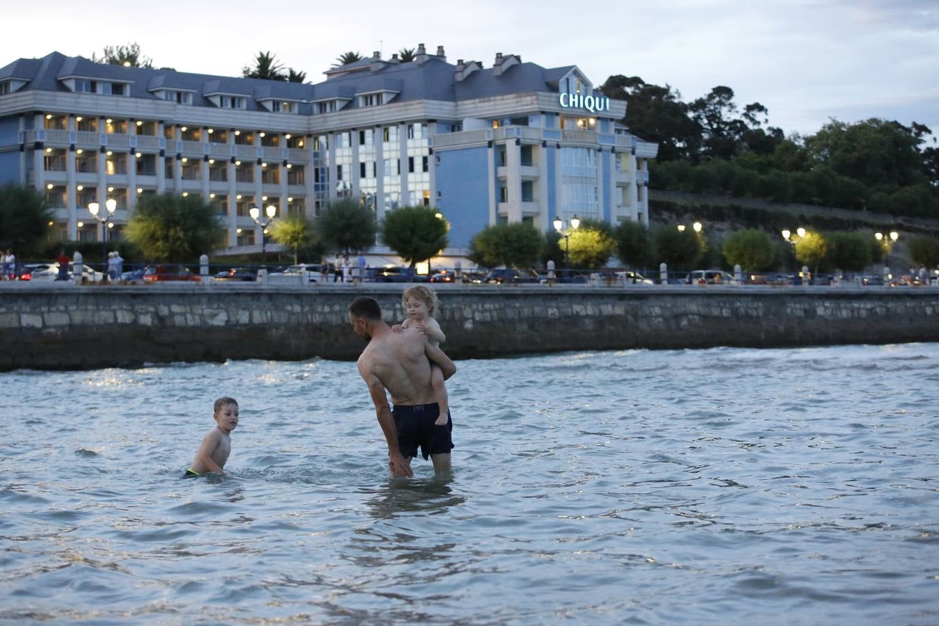 El extraordinario calor dejó inusuales imágenes de bañistas nocturnos en las playas, estampa que es posible que no se vuelva a ver porque los termómetros se han desplomado más de diez grados