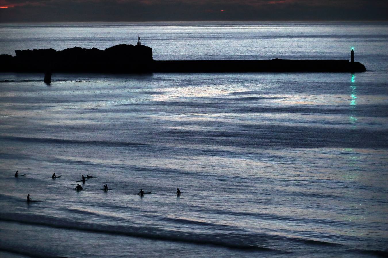 Imágenes de la playa de San Vicente de la Barquera tomadas durante la sofocante noche de este jueves