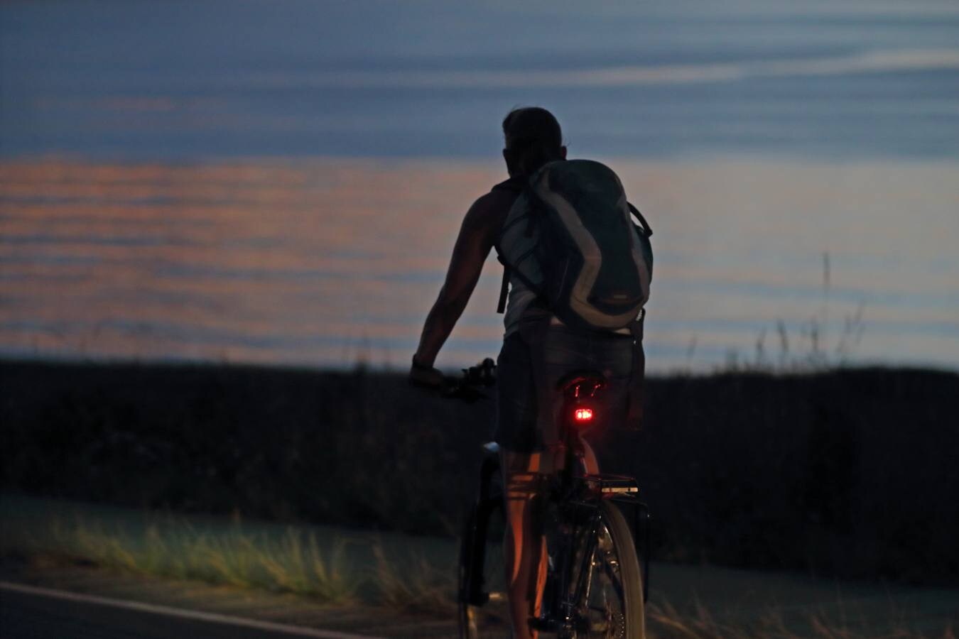 Imágenes de la playa de San Vicente de la Barquera tomadas durante la sofocante noche de este jueves