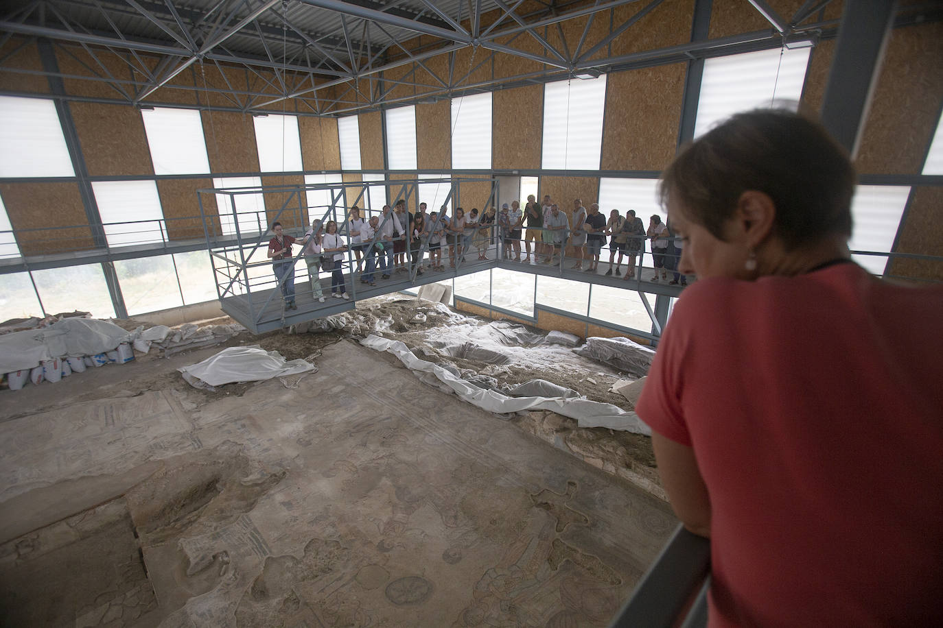 Una pasarela con cuatro miradores rodea el inmenso mosaico del siglo IV.