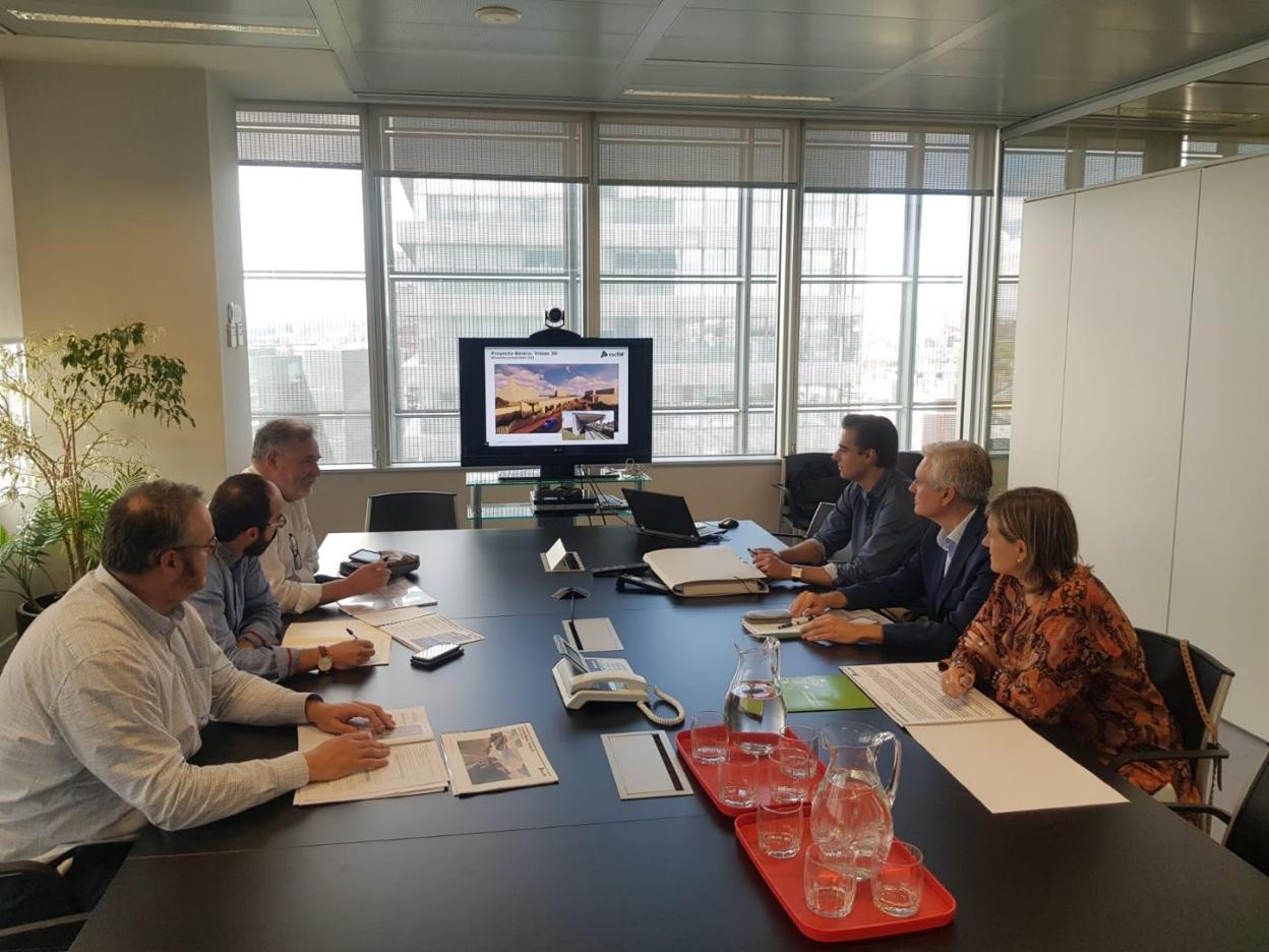 Bolado y su equipo durante la reunión con técnicos de ADIF ayer en Madrid. :