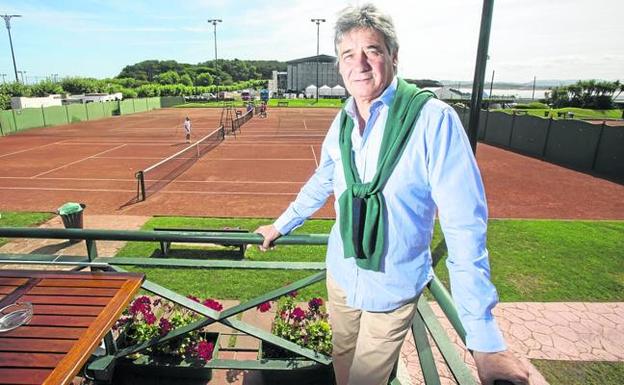 Ángel Ruiz-Cotorro, en el Club de Tenis de Santander, donde aprendió a jugar a su deporte favorito. :