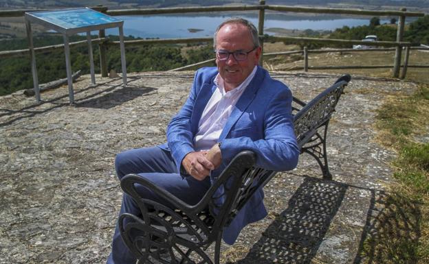 Eduardo Ortiz, presidente del Consejo Escolar y alcalde de Campoo Yuso, con el pantano del Ebro al fondo.