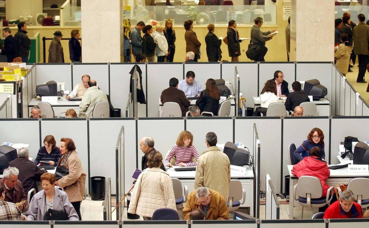 Una oficina de la AEAT durante la campaña de la Renta.