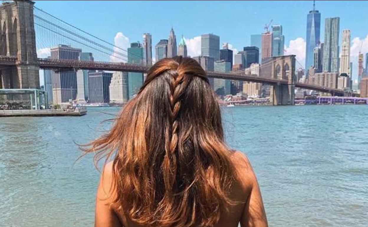 Rocío Osorno posa para las redes desde Nueva York.