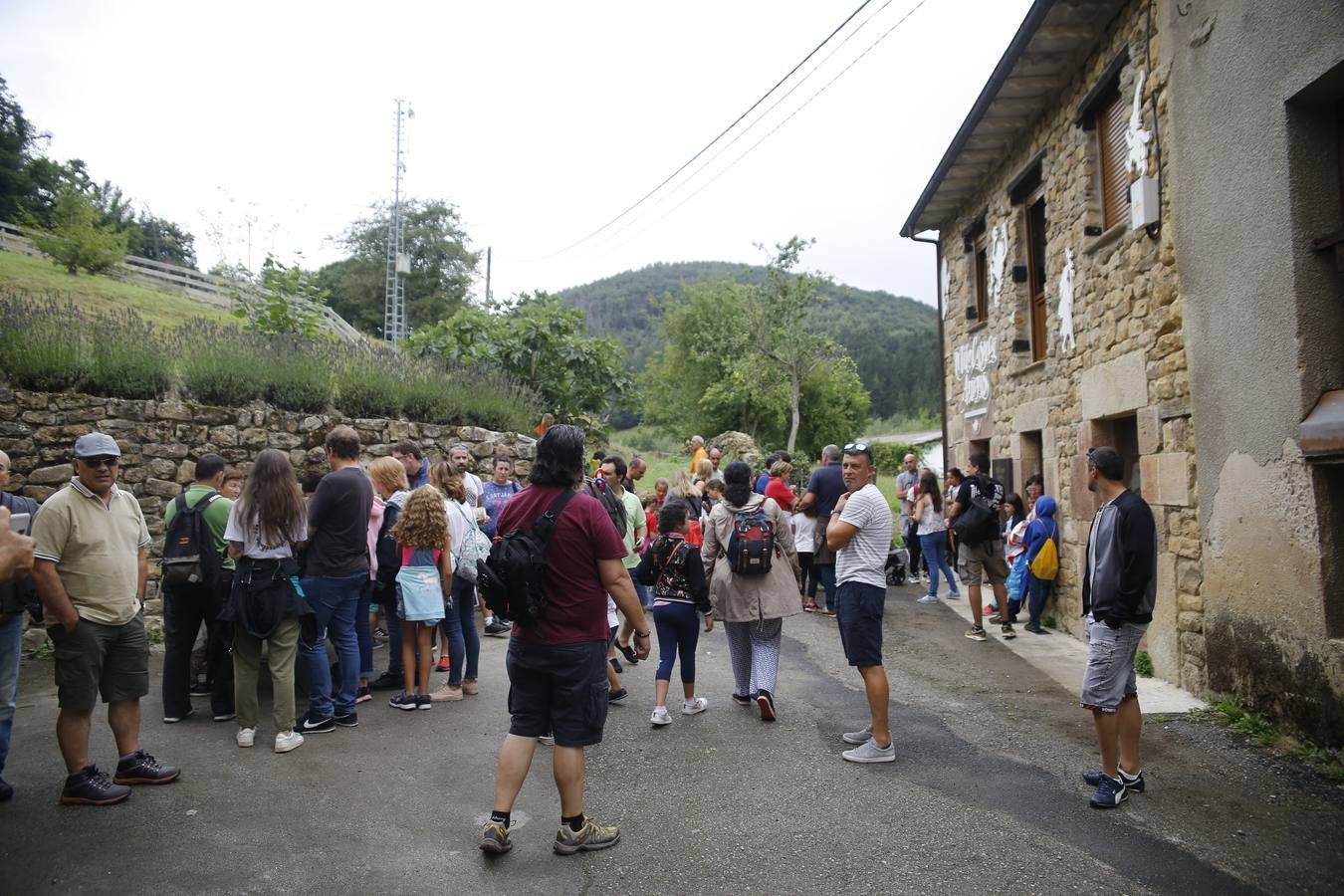 La lluvia, que se convirtió ayer en protagonista de la jornada festiva en Anievas, no logró deslucir los actos centrales de la cuarta edición de Un pueblo de leyendas, la Fiesta de Interés Turístico Regional que un año más convirtió a Barriopalacio en el epicentro de la mitología cántabra.