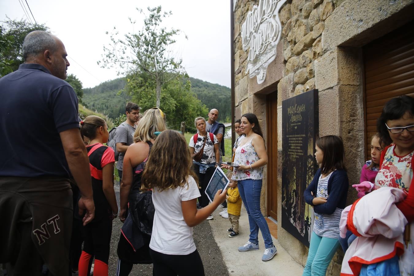 La lluvia, que se convirtió ayer en protagonista de la jornada festiva en Anievas, no logró deslucir los actos centrales de la cuarta edición de Un pueblo de leyendas, la Fiesta de Interés Turístico Regional que un año más convirtió a Barriopalacio en el epicentro de la mitología cántabra.