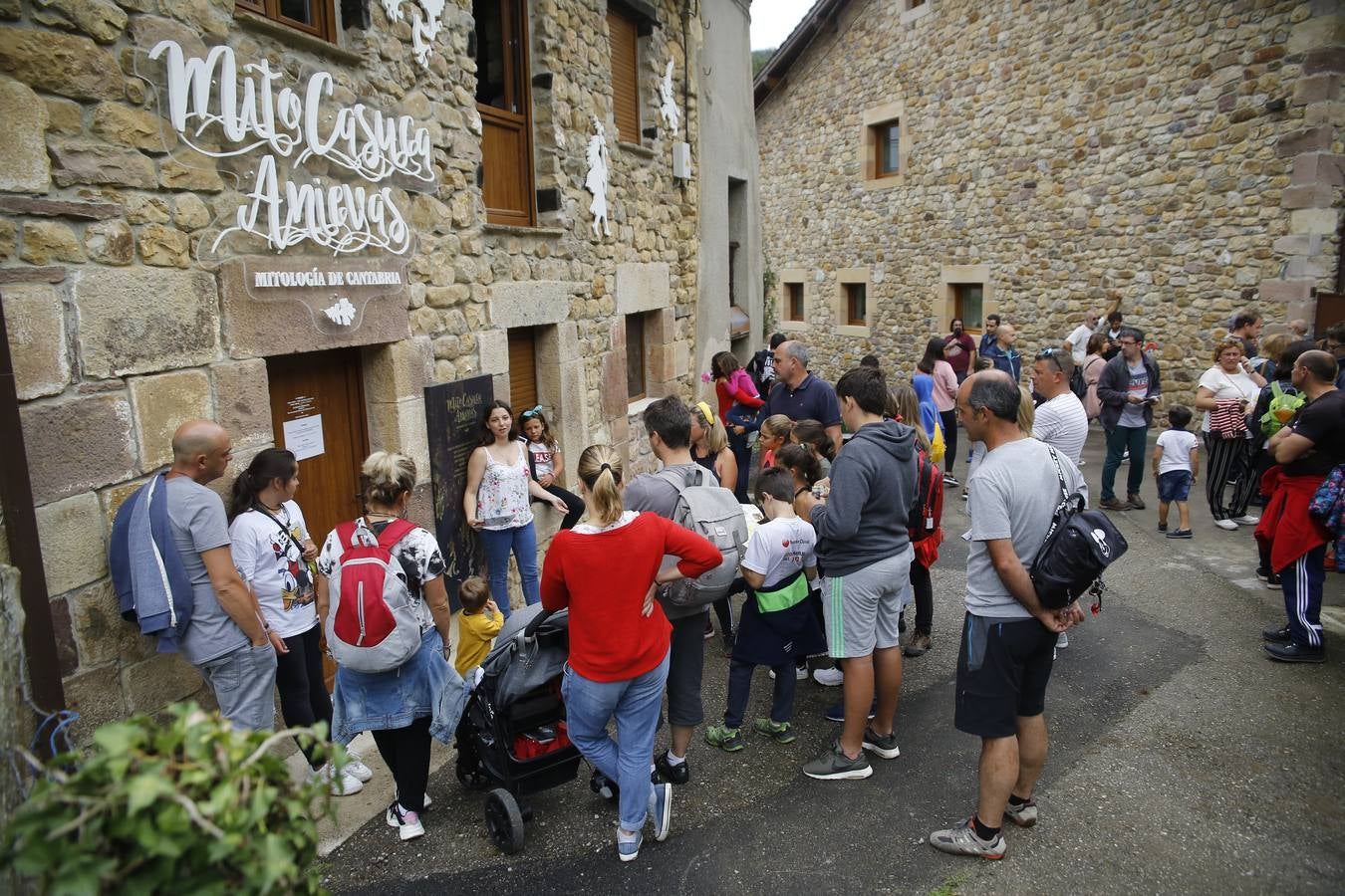 La lluvia, que se convirtió ayer en protagonista de la jornada festiva en Anievas, no logró deslucir los actos centrales de la cuarta edición de Un pueblo de leyendas, la Fiesta de Interés Turístico Regional que un año más convirtió a Barriopalacio en el epicentro de la mitología cántabra.