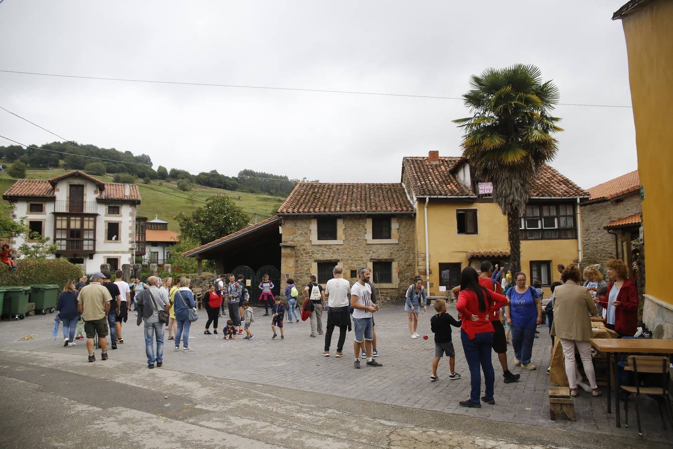 La lluvia, que se convirtió ayer en protagonista de la jornada festiva en Anievas, no logró deslucir los actos centrales de la cuarta edición de Un pueblo de leyendas, la Fiesta de Interés Turístico Regional que un año más convirtió a Barriopalacio en el epicentro de la mitología cántabra.