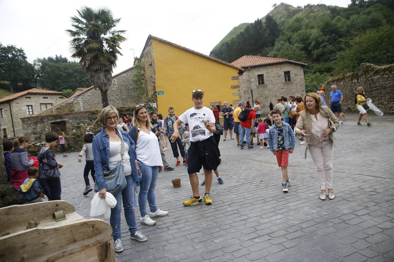 La lluvia, que se convirtió ayer en protagonista de la jornada festiva en Anievas, no logró deslucir los actos centrales de la cuarta edición de Un pueblo de leyendas, la Fiesta de Interés Turístico Regional que un año más convirtió a Barriopalacio en el epicentro de la mitología cántabra.