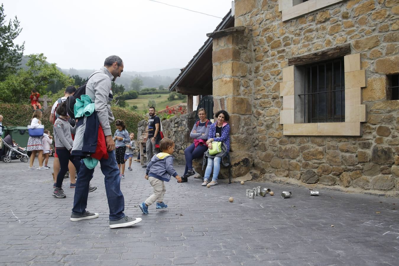 La lluvia, que se convirtió ayer en protagonista de la jornada festiva en Anievas, no logró deslucir los actos centrales de la cuarta edición de Un pueblo de leyendas, la Fiesta de Interés Turístico Regional que un año más convirtió a Barriopalacio en el epicentro de la mitología cántabra.