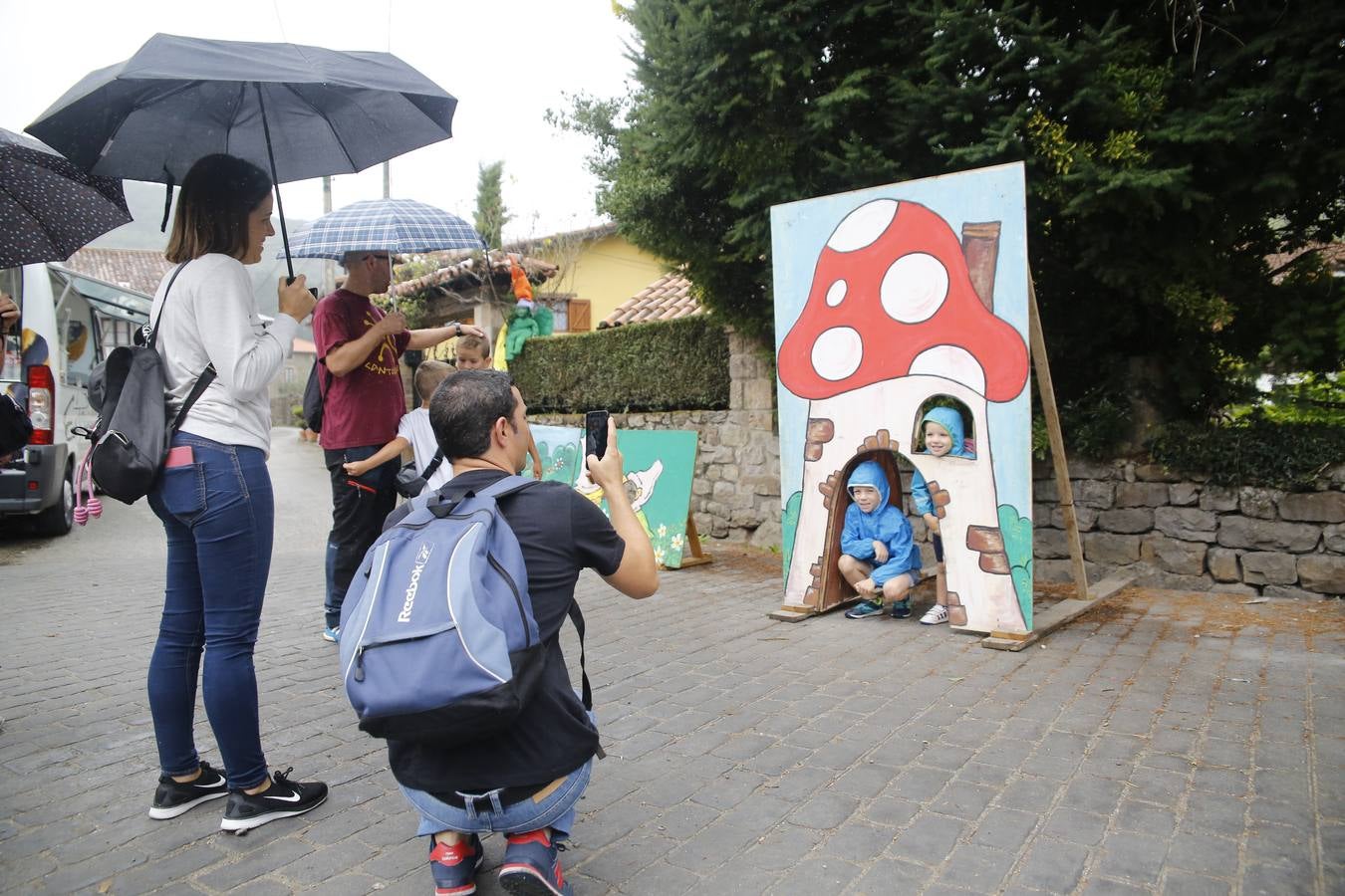 La lluvia, que se convirtió ayer en protagonista de la jornada festiva en Anievas, no logró deslucir los actos centrales de la cuarta edición de Un pueblo de leyendas, la Fiesta de Interés Turístico Regional que un año más convirtió a Barriopalacio en el epicentro de la mitología cántabra.