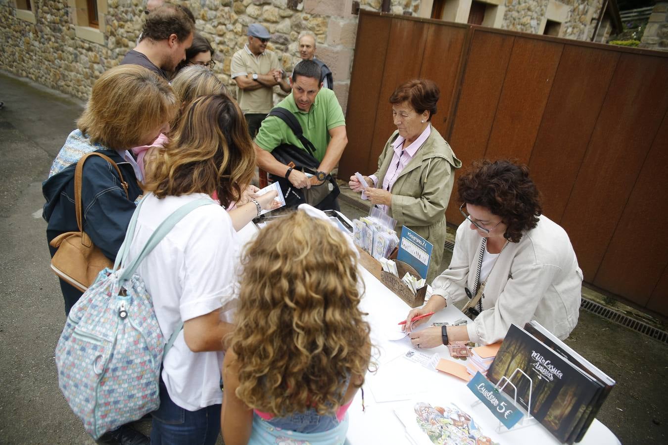 La lluvia, que se convirtió ayer en protagonista de la jornada festiva en Anievas, no logró deslucir los actos centrales de la cuarta edición de Un pueblo de leyendas, la Fiesta de Interés Turístico Regional que un año más convirtió a Barriopalacio en el epicentro de la mitología cántabra.