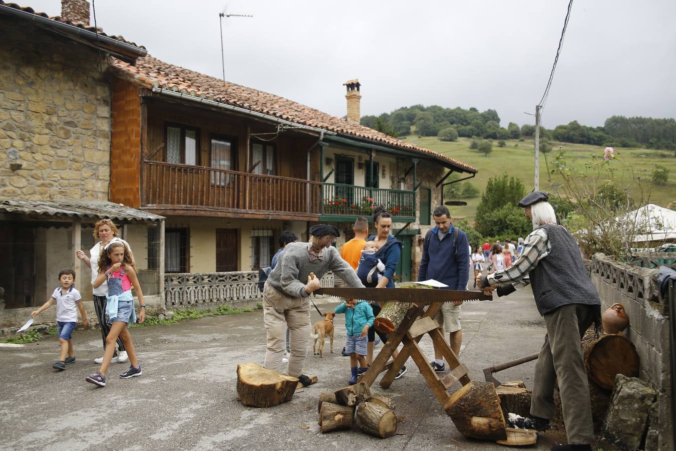 La lluvia, que se convirtió ayer en protagonista de la jornada festiva en Anievas, no logró deslucir los actos centrales de la cuarta edición de Un pueblo de leyendas, la Fiesta de Interés Turístico Regional que un año más convirtió a Barriopalacio en el epicentro de la mitología cántabra.