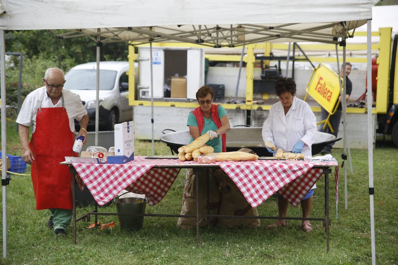 La lluvia, que se convirtió ayer en protagonista de la jornada festiva en Anievas, no logró deslucir los actos centrales de la cuarta edición de Un pueblo de leyendas, la Fiesta de Interés Turístico Regional que un año más convirtió a Barriopalacio en el epicentro de la mitología cántabra.