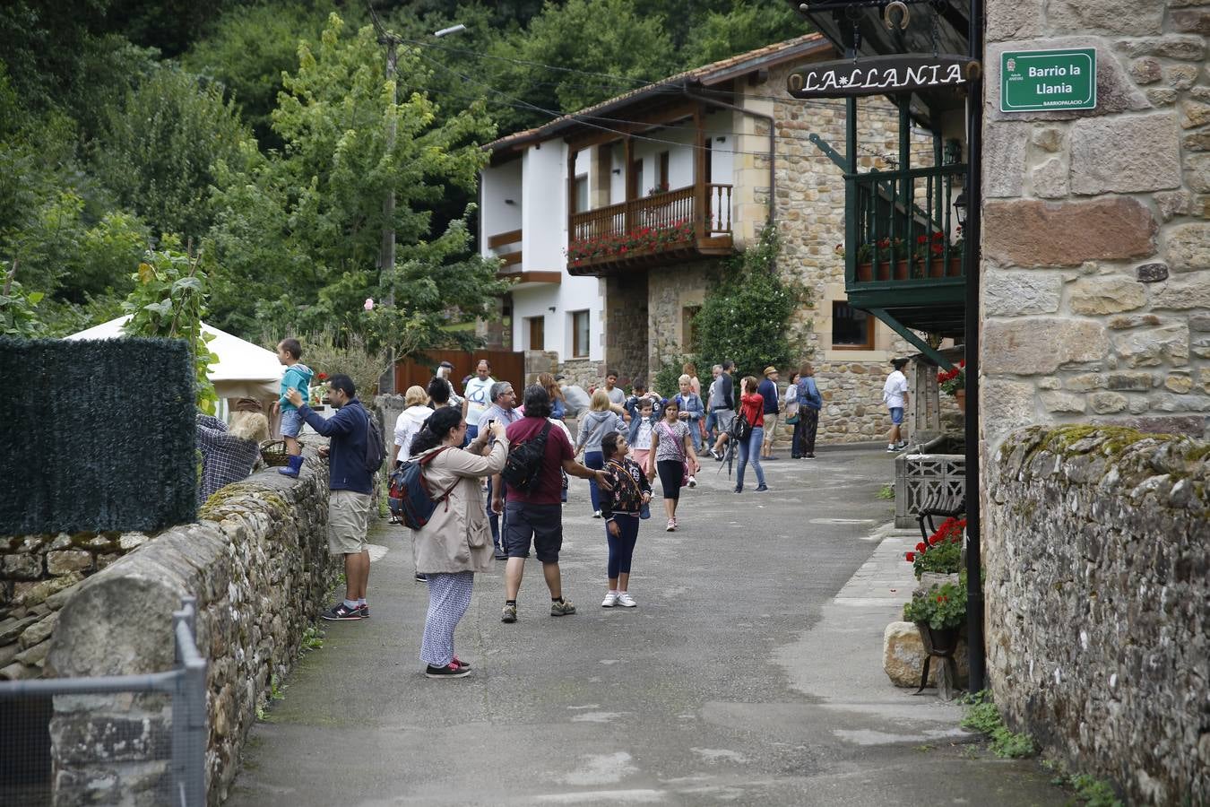 La lluvia, que se convirtió ayer en protagonista de la jornada festiva en Anievas, no logró deslucir los actos centrales de la cuarta edición de Un pueblo de leyendas, la Fiesta de Interés Turístico Regional que un año más convirtió a Barriopalacio en el epicentro de la mitología cántabra.