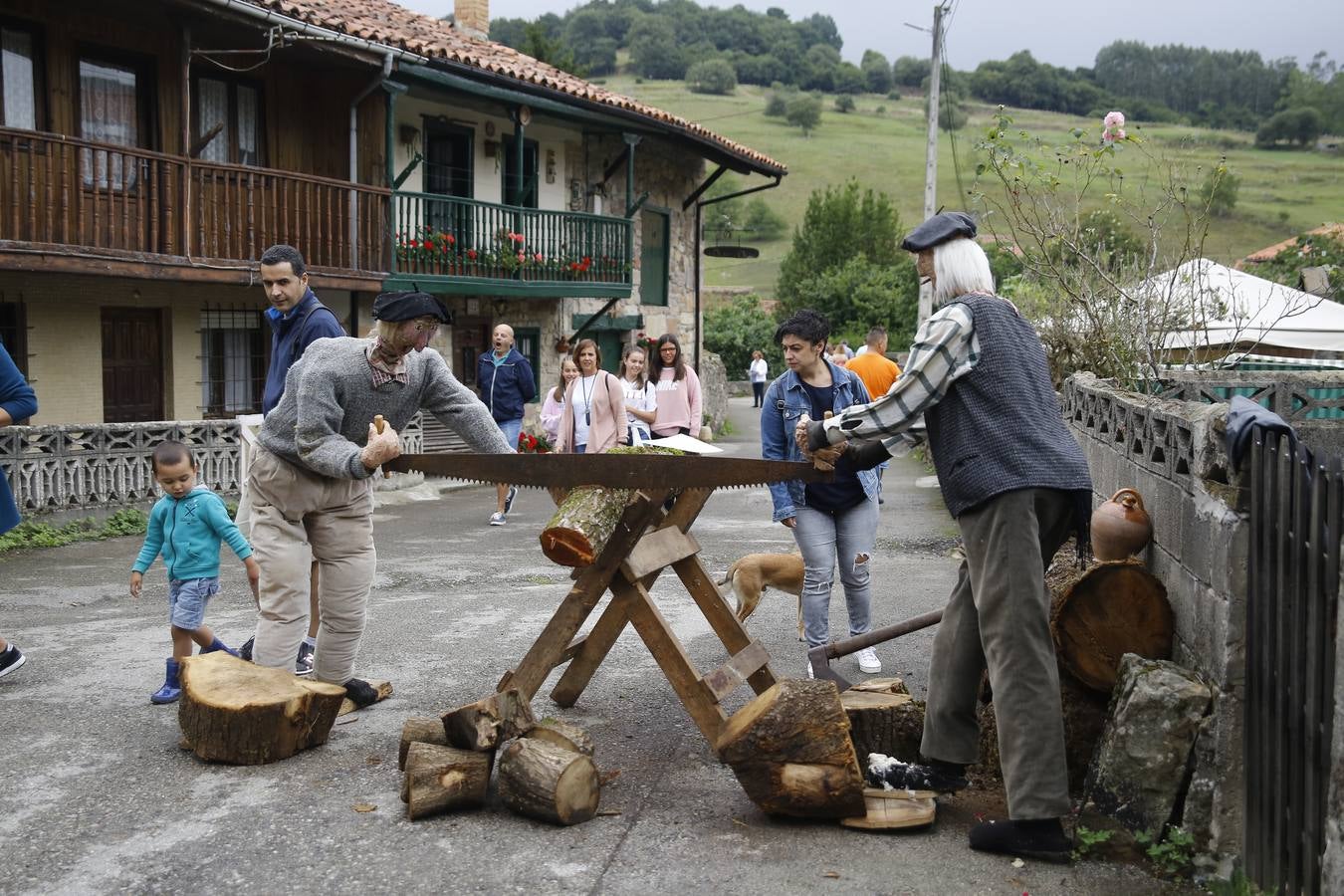 La lluvia, que se convirtió ayer en protagonista de la jornada festiva en Anievas, no logró deslucir los actos centrales de la cuarta edición de Un pueblo de leyendas, la Fiesta de Interés Turístico Regional que un año más convirtió a Barriopalacio en el epicentro de la mitología cántabra.