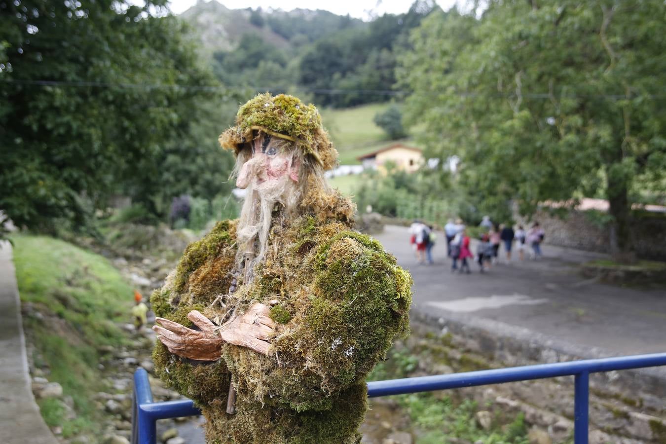 La lluvia, que se convirtió ayer en protagonista de la jornada festiva en Anievas, no logró deslucir los actos centrales de la cuarta edición de Un pueblo de leyendas, la Fiesta de Interés Turístico Regional que un año más convirtió a Barriopalacio en el epicentro de la mitología cántabra.