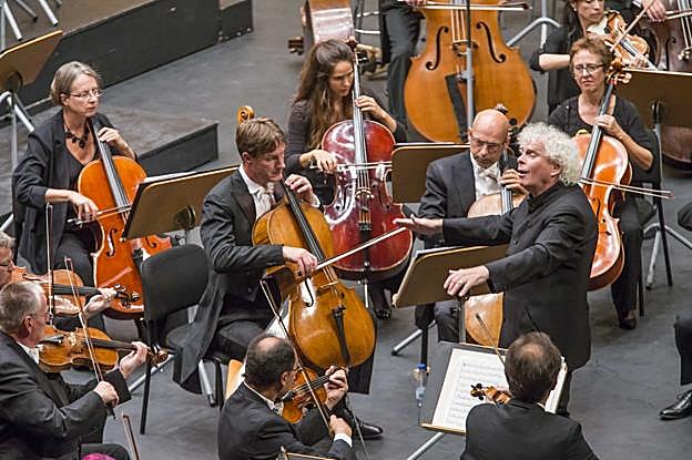 Acosta Danza y la voz de Camarena