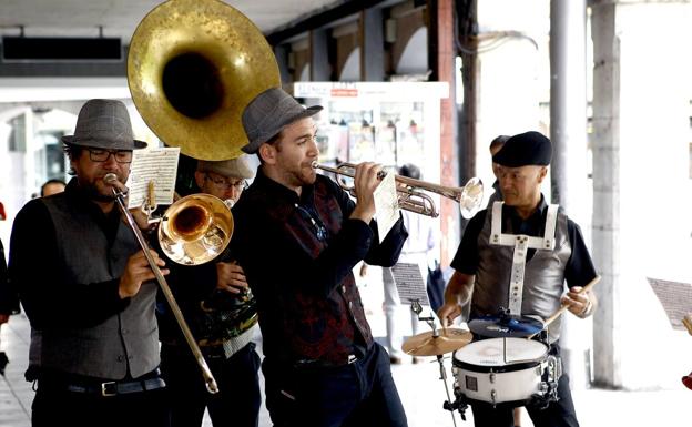 Imagen principal - Música, teatro y magia, en calles y plazas