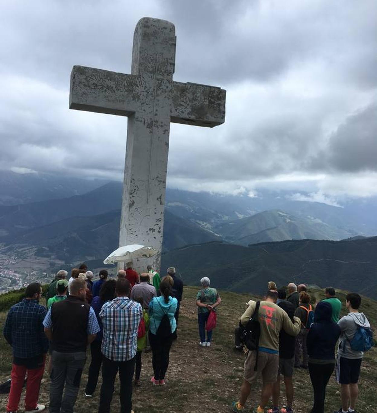 Grupo de asistentes a la misa celebrada al pie de la cruz en el monte Viorna.