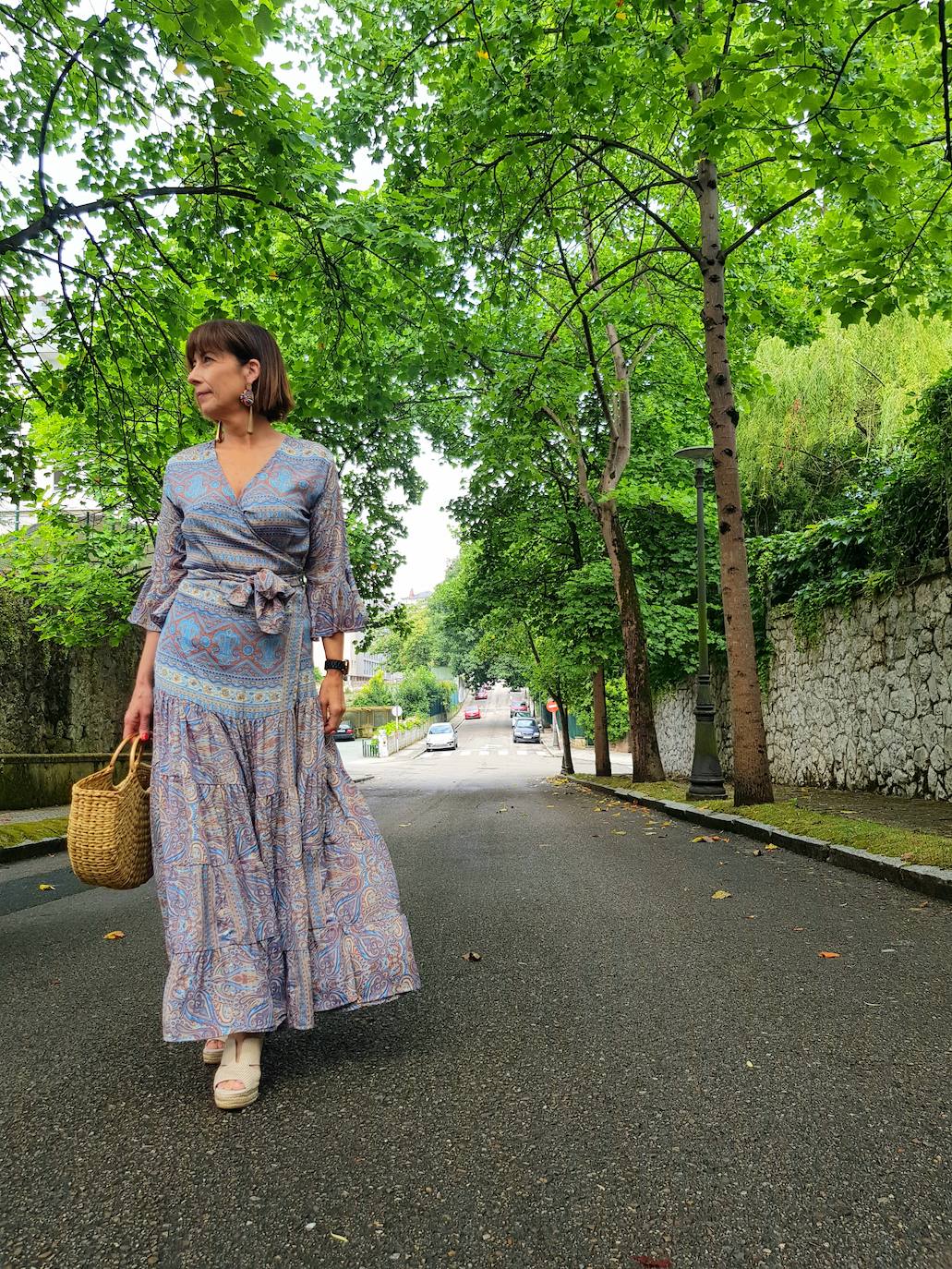 Un look versátil, al que si le añadimos unas sandalias de tacón y un 'clutch', ya tenemos una opción de moda para un evento de verano.