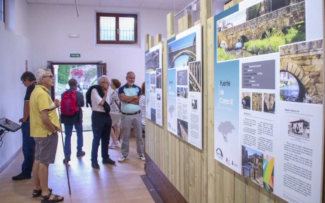  Un total de 14 paneles expositivos, 12 dedicados a cada uno de los puentes más relevantes de la región seleccionados. :: H. Ruiz En el espacio se ha incluido un vídeo y una pantalla digital para hacer más didáctico el contenido expositivo. :: H. Ruiz