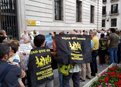 Imagen secundaria 1 - Más de 300 personas reclaman en Santander la apertura de puertos seguros en el Mediterráneo