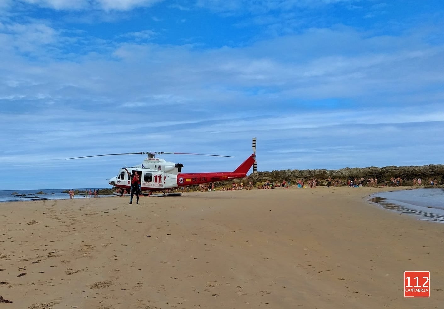 El helicóptero en la playa de Pechón.