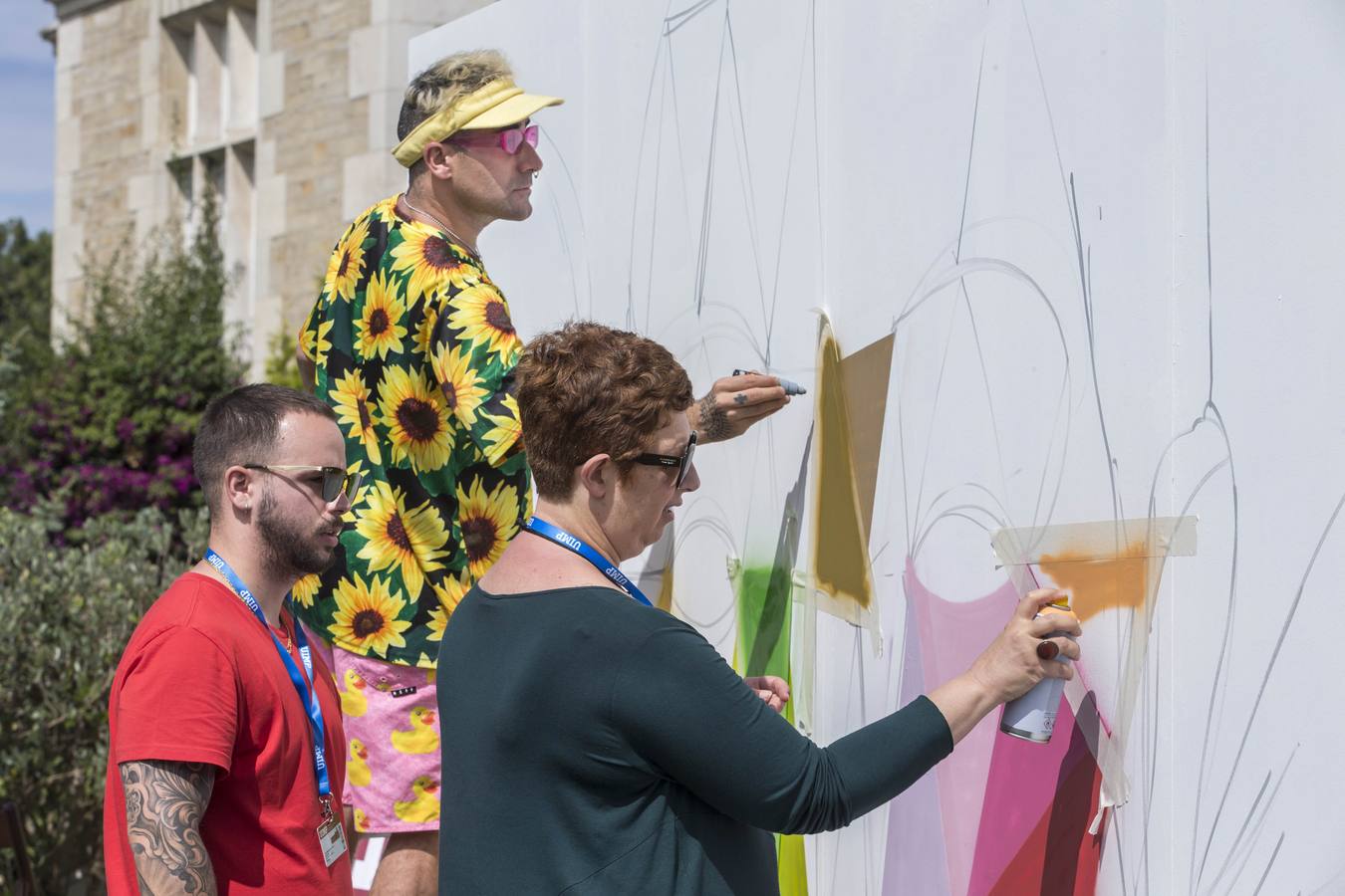El artista, sus alumnos de la UIMP y la alcaldesa Gema Igual arman un mural en La Magdalena que se exhibirá hasta septiembre