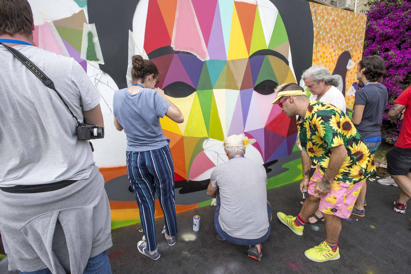 El artista, sus alumnos de la UIMP y la alcaldesa Gema Igual arman un mural en La Magdalena que se exhibirá hasta septiembre