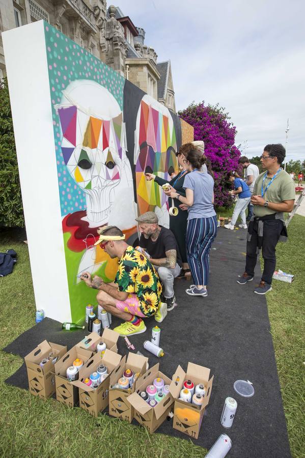 El artista, sus alumnos de la UIMP y la alcaldesa Gema Igual arman un mural en La Magdalena que se exhibirá hasta septiembre