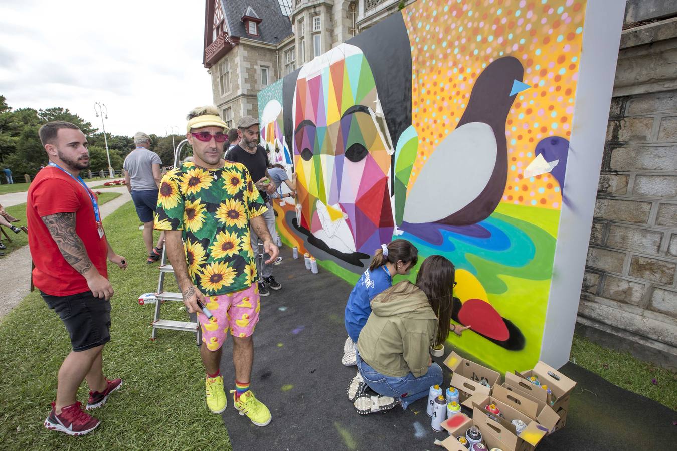 El artista, sus alumnos de la UIMP y la alcaldesa Gema Igual arman un mural en La Magdalena que se exhibirá hasta septiembre