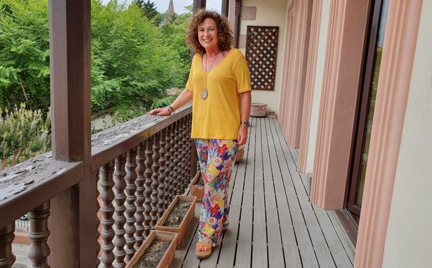 María Teresa Noceda en el balcón del Ayuntamiento de Comillas. 