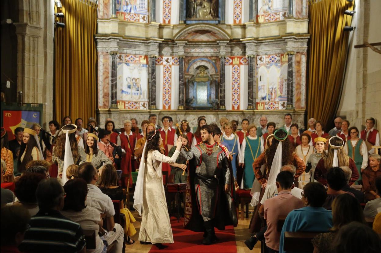 Un momento de la representación de La Cantiga en la iglesia de Santa María de Cudeyo. 