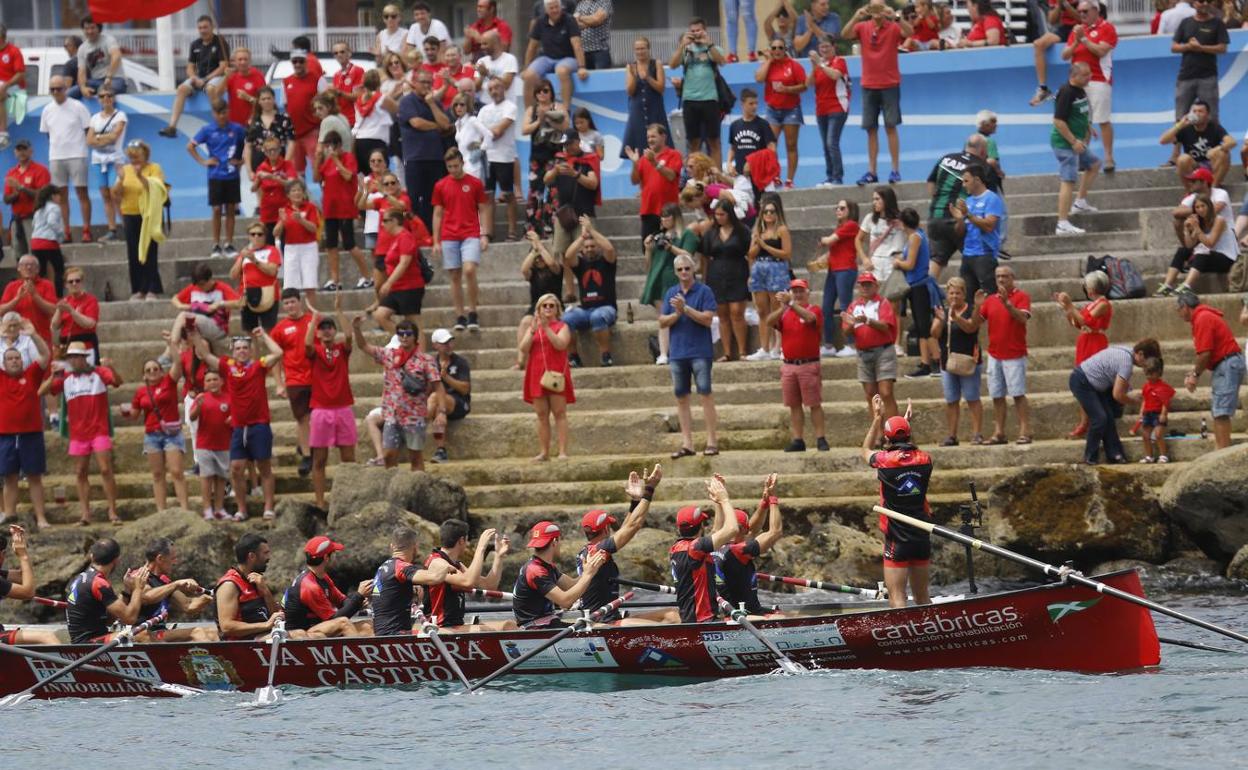 Los remeros de Castro-Santullán festejan con sus aficionados su primer puesto entre los barcos de la Liga ARC 2. 