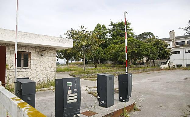 Imagen de la entrada al Club Parayas en el Alto Maliaño.