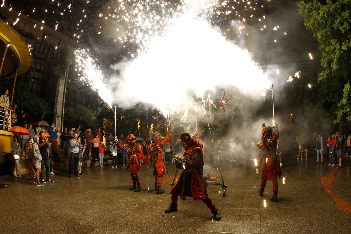 Fotos: Los fuegos bajan del cielo al suelo en Torrelavega