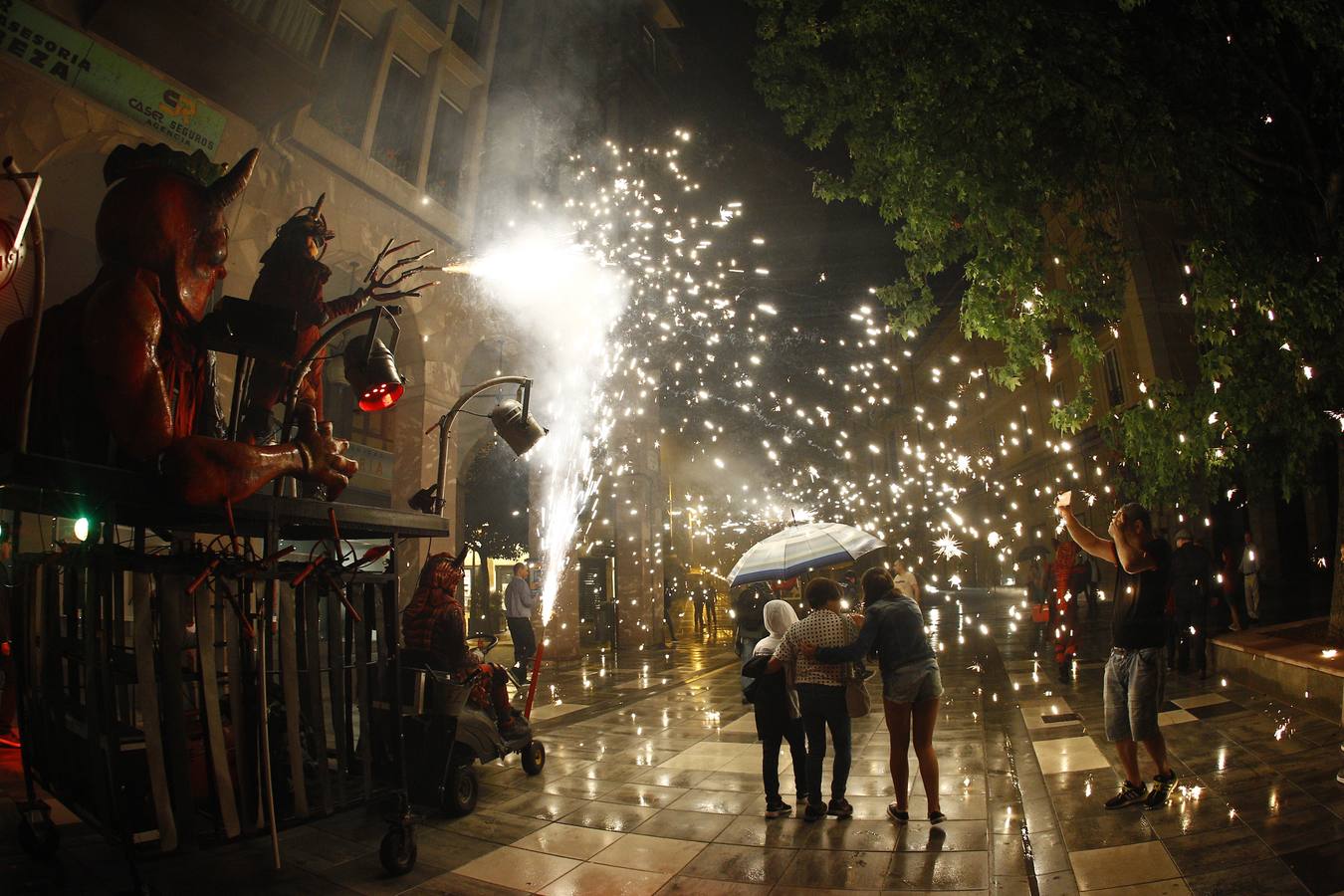 Fotos: Los fuegos bajan del cielo al suelo en Torrelavega