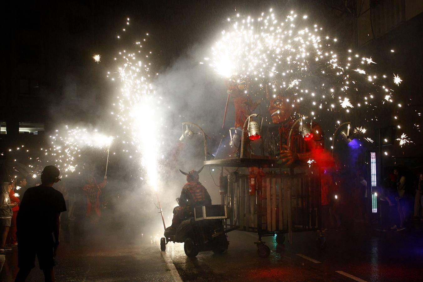 Fotos: Los fuegos bajan del cielo al suelo en Torrelavega